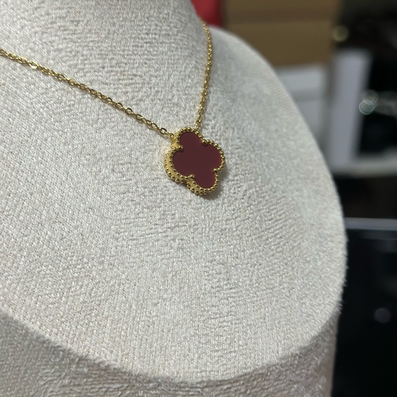 Burgundy Clover necklace stainless steel - Picture 3 of 3